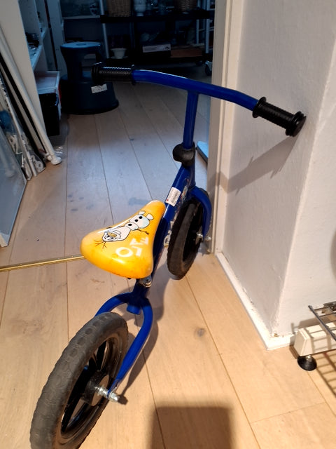 Blå løbecykel